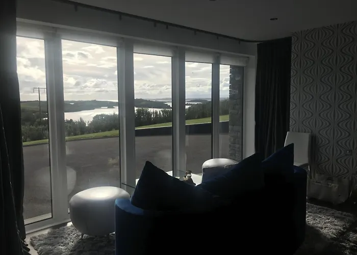 Contemporary Living Overlooking Water * Донегол