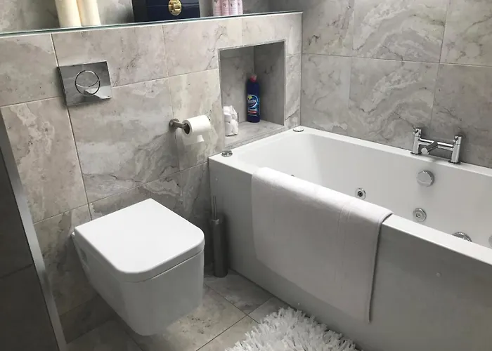 Contemporary Living Overlooking Water Дом отдыха