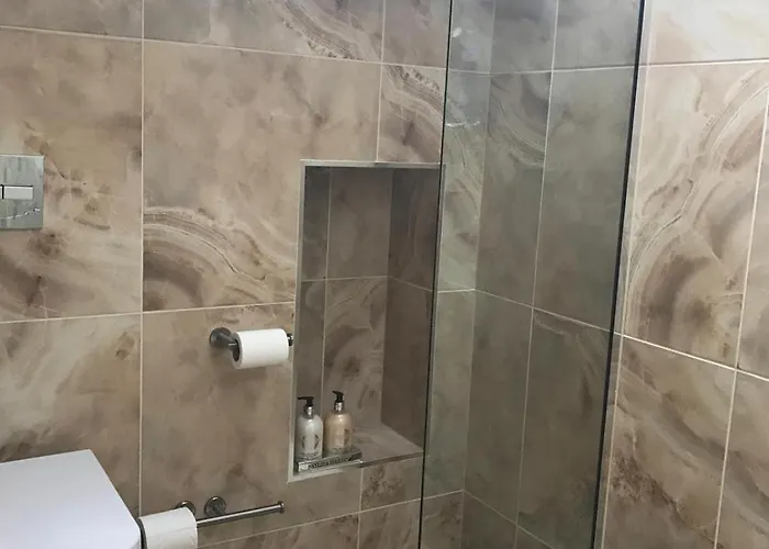 Contemporary Living Overlooking Water Дом отдыха