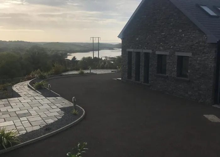 Contemporary Living Overlooking Water * Донегол