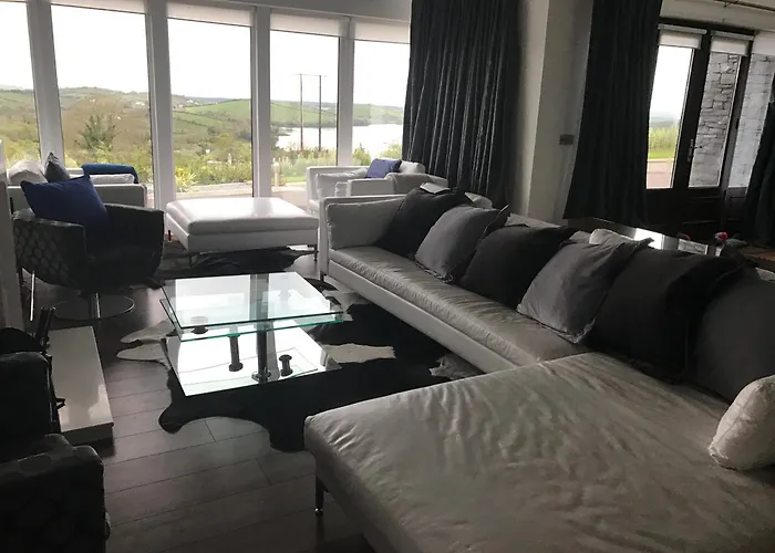 Ferienhaus Contemporary Living Overlooking Water *