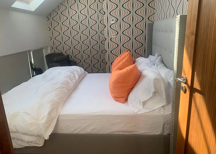 Contemporary Living Overlooking Water Ferienhaus